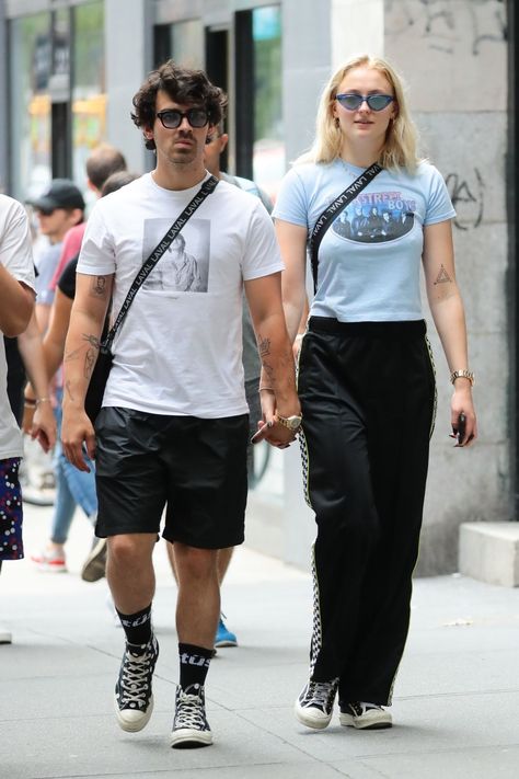 Sophie Turner and Joe Jonas in New York City https://ift.tt/2KTHcOr Joe Jonas Street Style, Sophie Turner And Joe Jonas, Celebrity Updates, Joe Jonas, Sophie Turner, City New York, July 31, York City, New York City