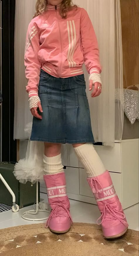 #Moonboots #outfit #outfitinspo #legwarmers #handwarmers #wristwarmers #skirt #schoolfit #barbie #y2k #2000s #pink #Adidas #rings #jewellery #aesthetic Barbie Pink Shoes Outfit, Y2k Adidas Outfit, Handwarmer Outfits, Moon Boots Outfit Y2k, Pink Boots Outfit Winter, Handwarmers Outfits Aesthetic, Pink Moon Boots Outfit, 2000s Pink Outfits, Moonboots Outfits