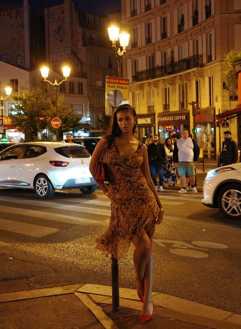 Summer Pose Aesthetic, Dressed Up Instagram Pics, Paris Dresses Aesthetic, Symphony Date Night Outfit, Brown Dress Outfit Aesthetic, Night Dress Pictures, Rooftop Instagram Pictures, Video Poses Women, Pretties Venice Clothing