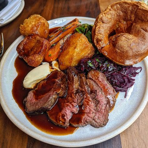 English Dinner Ideas, English Roast Dinner, Roast Beef Aesthetic, Beef Rump Roast Recipes, Roast Dinner Aesthetic, English Roast Recipes, Sunday Roast British Recipe, British Sunday Roast Dinner, Sunday Roast Dinner Aesthetic