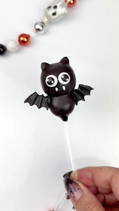 Goth Cake Pops, Spooky Cake Pops, Goth Treats, Bat Cake Pops, Cake Pops Halloween, Halloween Cakepops, Halloween Cake Design, Goth Cakes, Facebook Cake