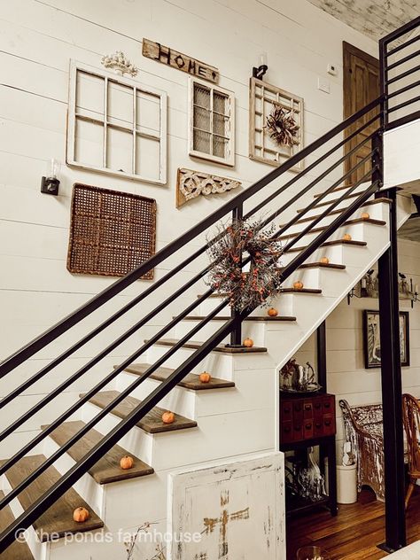 Industrial Staircase Design Ideas, Rustic Stairs Farmhouse Style, Dollhouse Stair Railing Diy, Industrial Farmhouse Design Ideas, Industrial Farmhouse Staircase, Cottage Industrial Style, Modern Industrial Farmhouse Decor, Rustic Farmhouse Staircase, Loft Railing Ideas Rustic