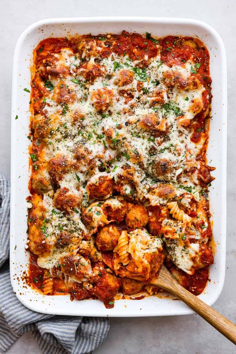 With just one dish to wash and a handful of simple ingredients, you can treat your entire family to this hearty meatball casserole. It has tender meatballs nestled in a bed of rotini pasta, smothered in marinara sauce, and topped with gooey mozzarella and parmesan cheese. Frozen Italian Meatballs, Meatball Casserole Recipe, Baked Chicken Spaghetti, Slow Cooker Jambalaya, Tender Meatballs, Stuffed Pepper Casserole, Meatball Casserole, The Recipe Critic, Recipe Critic