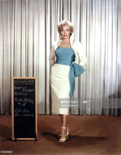 News Photo : American actress, singer and model Marilyn Monroe... Marilyn Monroe Outfits, Monroe Dress, Marilyn Monroe Fashion, Marilyn Monroe Photos, Norma Jeane, Vintage Fits, Iconic Women, 50s Fashion, Hollywood Glamour