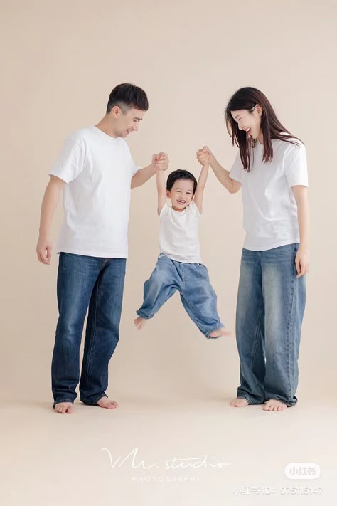 Family Portrait Poses For 3, Family Of 3 Photoshoot Studio, Family Photoshoot Studio, Studio Family Portraits, Family Potrait, Family Photo Studio, Baby Photography Poses, Korean Photoshoot, Cute Family Photos