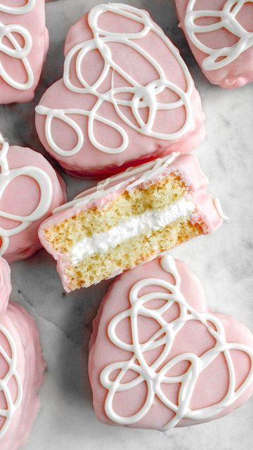 Emily | My Messy Kitchen on Instagram: "Very excited to share these Copycat Little Debbie Valentines Cakes 😍 their snack cakes are one of my favorite store bought treats but they are so good homemade & not to mention so adorable 🥰 💕 ✨tap the link in my profile above and to find the link to this recipe or comment below and I can send it to you! #mymessykitchenn #foodblog #foodtography #foodtographyschool #easyrecipes #thefeedfeed #huffposttaste #foodblogger #thebakefeed #foodblogger #f52grams #thekitchn #copycat #littledebbie #sheetcake #vday #valentinesdaydessert #vday2024 #easybaking #weekendbaking #vanillacake" Little Debbie Heart Cakes, Little Debbie Recipes, Copycat Little Debbie, Valentine's Sweets, Valentines Cakes, Valentine Cakes, Everyday Cakes, Snack Cakes, Valentines Baking