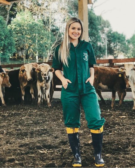 Vet Tech Uniform, Zoologist Outfit, Vet Tech Outfit, Vet School Motivation, Women Wellness, Vet Tech Student, Large Animal Vet, Foto Cowgirl, Med Vet