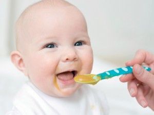 baby being spoonfed Diy Baby Food, Baby Food Chart, Baby & Toddler Food, Homemade Baby Foods, Baby Eating, Homemade Baby, Baby Led Weaning, Baby Time, Healthy Babies