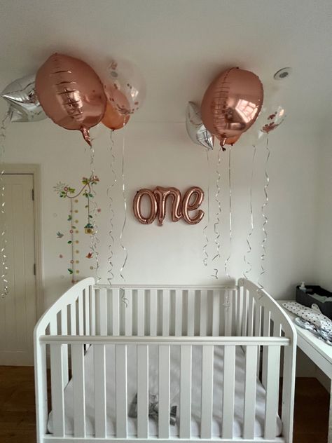 Baby crib one year rose gold balloon decorations Rose Gold Balloon Decorations, Birthday Bed, Gold Balloons Decorations, Birthday One, Gold Confetti Balloons, Rose Gold Confetti, Rose Gold Balloons, One Rose, Bear Birthday