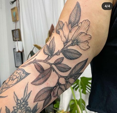 Mens Botanical Tattoo, Flower Bicep Tattoo, Lj Tattoo, Arm Floral Tattoo, Tatau Tattoo, Art Nouveau Tattoo, Flower Patchwork, Nouveau Tattoo, Traditional Tattoo Designs