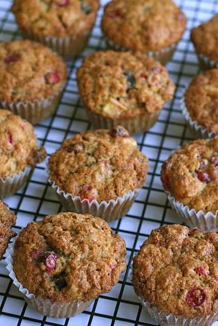 Apple Breakfast Muffins, Harvest Muffins, Resep Vegan, Muffins Blueberry, Apple Breakfast, Cranberry Muffins, Cranberry Apple, Apple Muffins, Muffin Bread