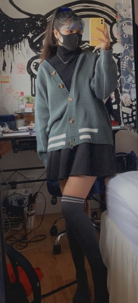 Outfit Inspo Turtleneck, Turtleneck Cardigan Outfit, Skirts And Socks Outfit, Skirt With High Socks, Thigh High Socks Outfit Winter, Grey Socks Outfit, Grey Turtleneck Outfit Aesthetic, Stripped Skirt Outfits, Cardigan Over Turtleneck