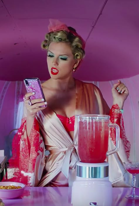 16 Easter Eggs in Taylor Swift’s Colorful "You Need to Calm Down" Music Video Calm Down Music, Style Taylor Swift, Lover Taylor Swift, Lover Taylor, Lover Aesthetic, Taylor Swift Lover, Artist Makeup, Lover Era, Estilo Taylor Swift