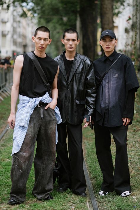 Street style at Milan Fashion Week Men’s Spring 2025 Milan Fashion Week Men, Work Fits, Street Style Photos, Spring 2025, Sport Chic, Mens Spring, Milan Fashion, Milan Fashion Week, Mens Fashion Casual