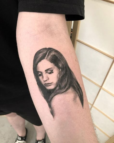 Lana Del Rey Eyes Tattoo, Lana Del Rey Face Tattoo, Lana Del Rey Portrait Tattoo, Album Cover Tattoo, Ldr Tattoo, Hole Tattoo, Lana Del Rey Tattoos, Lana Del Rey Tattoo, Hippie Tattoo