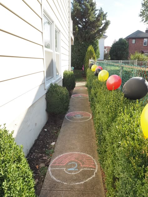 Pokemon Outdoor Party, Pokemon Diy Birthday Party Decorations, Pokemon Themed Party Decorations, Outdoor Pokemon Birthday Party, Pokémon Pool Party, Pokemon Birthday Party Ideas Decorations, Pokemon Birthday Activities, Pokemon Centerpieces Diy, Diy Pokemon Birthday Party