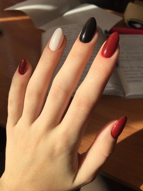 Dark Acrylic Nails, Nagel Stamping, Red Halloween, Unghie Sfumate, Solid Color Nails, Red Acrylic Nails, Black Nail, Stiletto Nails, Perfect Nails