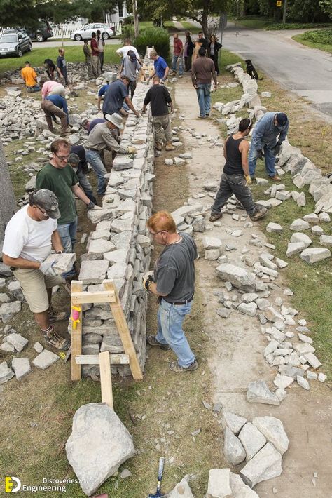 How to Make Beautiful Decorations With Flagstones For Wall - Engineering Discoveries Building A Stone Wall, Stone Walls Garden, Welded Furniture, Stone Retaining Wall, Landscaping Retaining Walls, Beautiful Decorations, Dry Stone Wall, Dry Stone, Have Inspiration