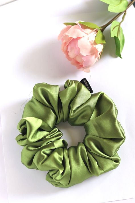 Silk Hair Tie, Prevent Hair Breakage, Hair Accessories Headband, Green Scrunchie, Hair Tie Accessories, Scrunchies Diy, Satin Scrunchies, Tie Hair, Shirt Prints