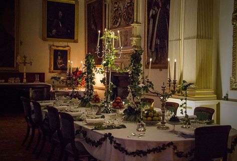 A table decked out for a Victorian Christmas dinner. Victorian Christmas Party Games, Victorian Christmas Table, Victorian Christmas Party, Victorian Dinner Party, Victorian Christmas Dining Room, Victorian Era Christmas Aesthetic, Victorian Christmas Dinner, Victorian Tea Room, Christmas Coffee Table Decor