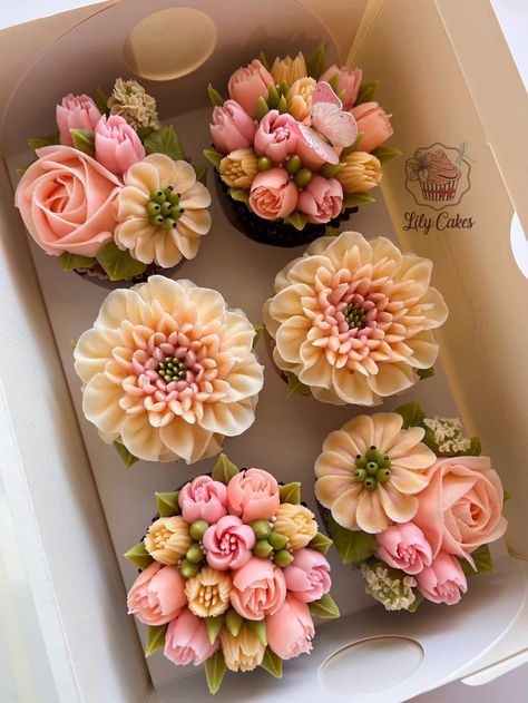 Cupcakes That Look Like Flowers, Buttercream Icing Techniques, Cupcakes Flores, Cupcake Flowers, Fancy Cupcakes, Soya Mumu, Dessert Bar Wedding, Cupcake Cake Designs, Floral Cupcakes