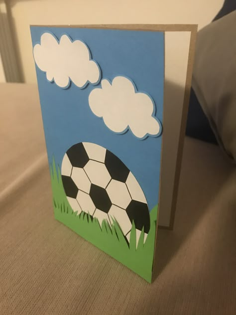 Diy Football Birthday Cards, Soccer Birthday Cards Handmade, Football Card Ideas, Soccer Cards Handmade, Football Birthday Cards, Football Cards Handmade, Folder Decorado, Sports Day Decoration, Diy Eid Gifts