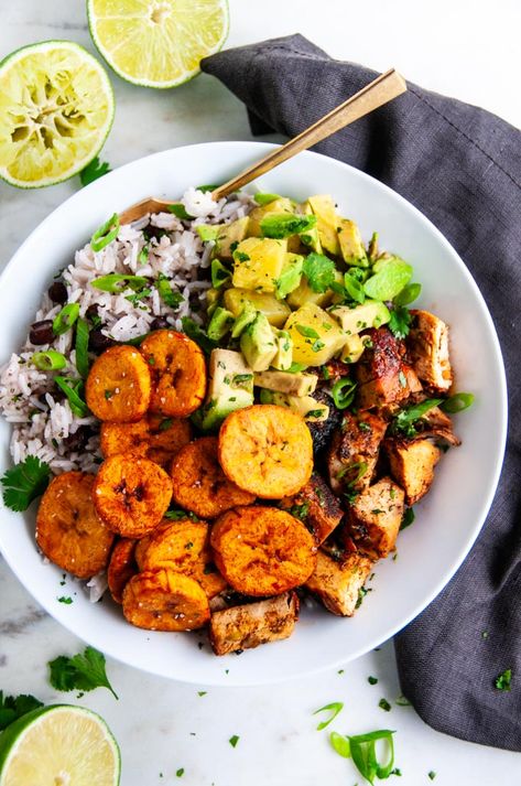 Cuban Chicken Bowls with Fried Plantains - Protein packed, unbelievably flavorful cuban style bowls with mojo sauce marinated chicken, cilantro lime rice and beans, avocado pineapple salsa and homemade fried pepitas! #cuban #chicken #bowls #recipe #rice #beans #cilantro #lime #fried #plantains Chicken Cilantro Lime, Chicken Bowls Recipe, Honduran Food, Mojo Sauce, Chicken Cilantro, Cuban Chicken, Bowls Recipes, Fried Plantains, Recipe Rice