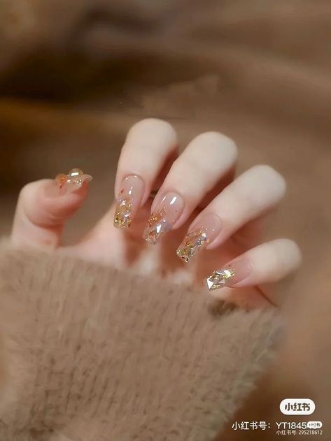 Nail Art Wedding Elegant Gold, Elegant Korean Nails, Korean Gold Nails, China Nails Design, Christmas Nail Designs Short, Nails Inspo Winter, Party Nails Designs, Birthday Nails Inspo, Aesthetic Nail Design