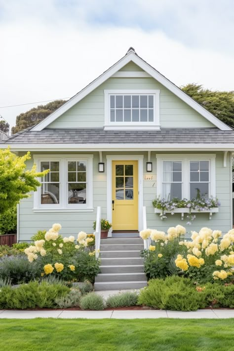 Yellow House Exterior, Home Exterior Ideas, Celebrity Mansions, Pastel Home, Vintage Homes, Pintura Exterior, Cottage Exterior, Yellow Doors, Pastel House