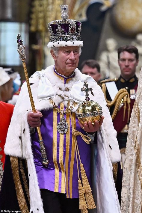 St Edward's Crown, The Queen Of England, Imperial State Crown, Prins William, Prins Harry, Royal Portraits, Royal Family England, Princess Eugenie, Queen Of England