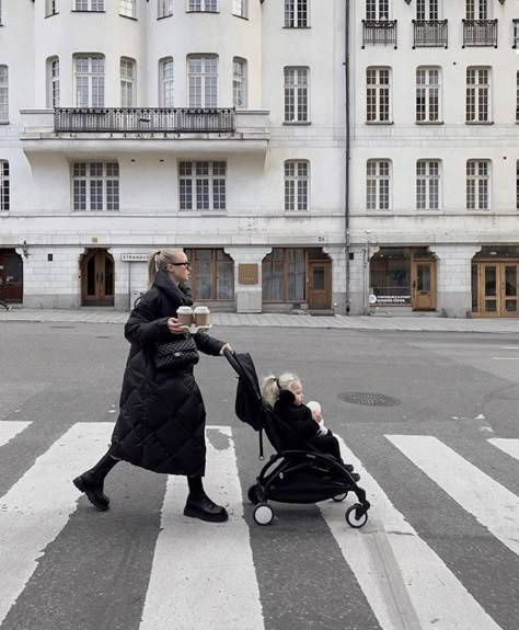 Stroller Walk Aesthetic, Stylish Mom Outfits, Winter Moodboard, Summer Shoot, Vogue Kids, City Mom, Newborn Mom, City Family, Mom Photos