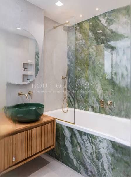 Green Marble Bathroom, Bathroom With Marble, Best Bathroom Paint Colors, Porcelain Tile Bathroom, White Marble Bathrooms, Marble Tile Bathroom, Loft Bathroom, Bathroom Design Layout, Bathroom Paint