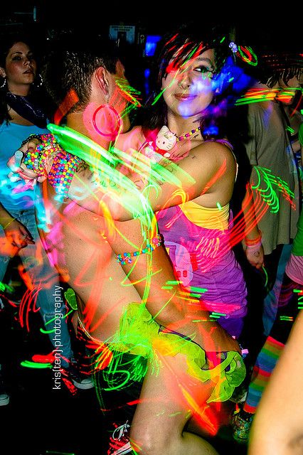 #Rave #Couple Retro Rave Aesthetic, Early 2000s Rave Fashion, Industrial Rave Aesthetic, Rave Girl Aesthetic, Wook Rave Aesthetic, Rave Artwork, Rave Metro, Rave Photography 90s, Rave Lights