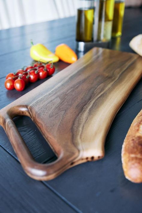 Live Edge Serving Board, Live Edge Charcuterie Board Diy, Wood Charcuterie Board Design, Walnut Charcuterie Board, Walnut Wood Projects, Wooden Charcuterie Board, Live Edge Charcuterie Board, Charcuterie Board Diy, Wood Charcuterie Board