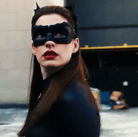 Bullwhip Woman, Anne Hathaway Gif, Dark Knight Rises Catwoman, Batman Gif, Anne Hathaway Catwoman, Ben Affleck Batman, Batman Christian Bale, Catwoman Selina Kyle, Zoë Kravitz