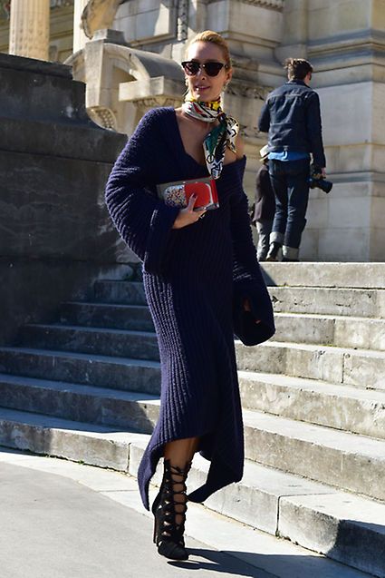 Elina Halimi Walking Down The Street, Paris Fashion Week Street Style, Scarf Fashion, Paris Street Style, Style Spring, Paris Street, Parisian Chic, New Fashion Trends, Fashion Week Street Style