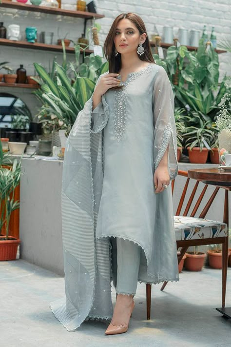 Kurti Sleeves, Organza Suits, Branded Outfits, Fashion Fails, Latest Dress Design, Pakistani Fancy Dresses, Beautiful Pakistani Dresses, Salwar Kamiz, Fancy Dresses Long