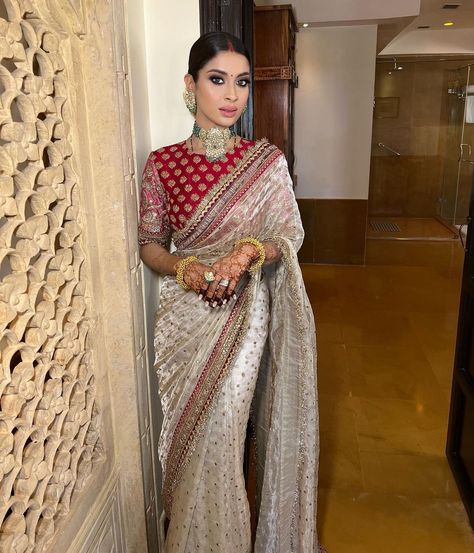 Samaira Sandhu on Instagram: “Makeup @samairasandhu Outfit @sabyasachiofficial Jewellery @neelkanthjewellery” Latest Bridal Lehenga Designs, Saree Wearing Styles, Simple Saree Designs, Indian Bride Outfits, Fashionable Saree Blouse Designs, Fancy Sarees Party Wear, Indian Fashion Saree, Saree Designs Party Wear, Indian Dresses Traditional