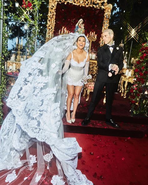 Kourtney Kardashian Wedding, Kardashian Wedding Dress, Kim Kardashian Wedding Dress, Kim Kardashian Wedding, Kardashian Wedding, Estilo Kardashian, Celebrity Bride, Iconic Weddings, Celebrity Wedding Dresses