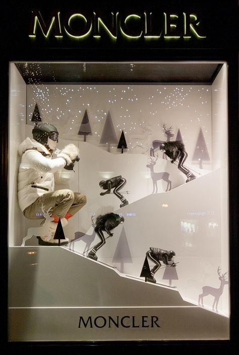 Winter Window Display, Fashion Window Display, Window Display Retail, Store Window Display, Visual Merchandising Displays, Store Window Displays, Christmas Window Display, Window Display Design, Winter Window