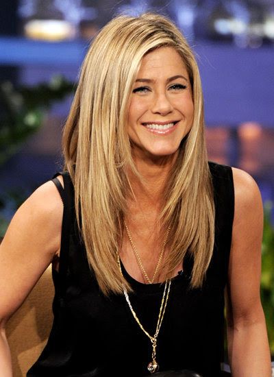 Jennifer Aniston, side part, face framing layered hair cut. Hair Evolution, Jennifer Aniston Hair, Brunette Bob, Jennifer Aniston Style, Jenifer Aniston, Long Layered Hair, Side Part, Katie Holmes, Face Framing