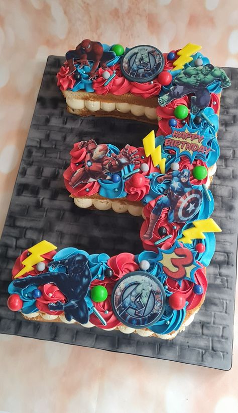 Marvel Number Cake, Avengers Cupcake Cake, Avenger Cupcakes, Letter Cakes, Birthday Superhero, Number Birthday Cakes, Pull Apart Cake, Cake Pulls, Marvel Cake