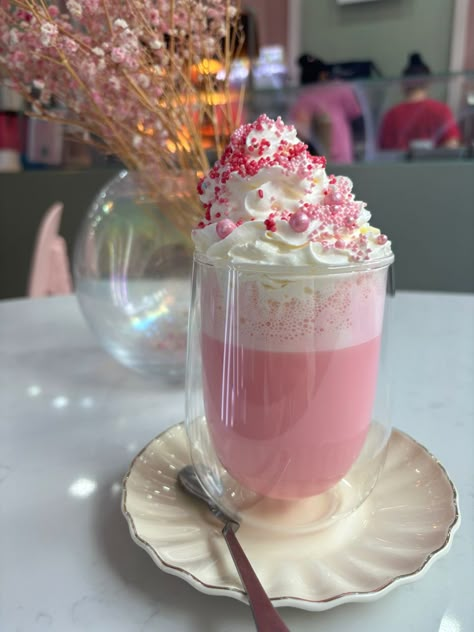 Aesthetic Drinks Pictures, Pink Aesthetic Food, Pink Astethic, Pink Milkshake, Minuman Aesthetic, Aesthetic Drink, Iced Drinks Recipes, Colorful Desserts, Pink Food