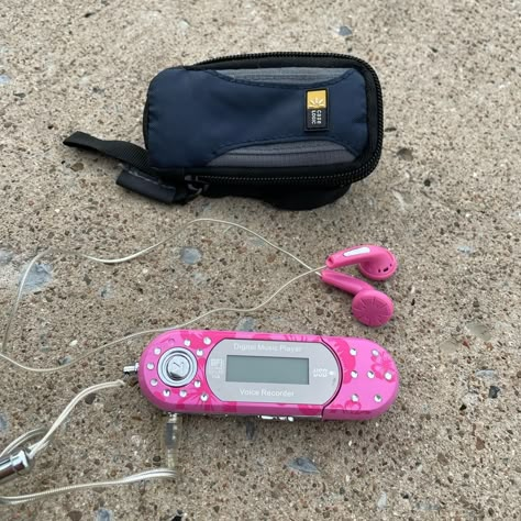 Pink Old School Digital MP3 Player - Runs on AAA... - Depop Mp3 Player Aesthetic, Mp3 Aesthetic, Aesthetic Clutter, Tropical 2000s, Goth Apartment, Cute Tech, Pink Goth, Mp3 Music Player, Retro Tech