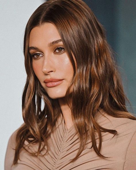 Hair Color 2023 Pale Skin, Golden Brown Hair Pale Skin, Chestnut Hair Pale Skin, Brunette Golden Hair, Brunette Chestnut Hair, Chestnut Honey Hair, Caramel Brown Hair Color Honey, Cinnamon Hair Color Brown, Chestnut Hair Color Brown