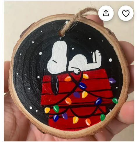 Snoopy Felt Ornament Pattern, Circle Christmas Paintings, Christmas Wood Art Painted, Christmas Paintings On Ornaments, Snoopy Wreath Christmas, Wood Ornaments Painting, Painting Wood Slice Ornaments, Christmas Painting Ornaments Ideas, Wood Piece Ornaments Diy