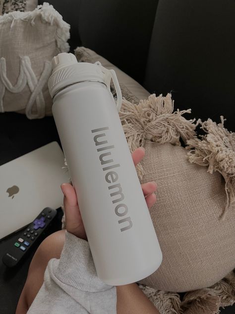 Lululemon Water Bottle Aesthetic, Gym Bottle Aesthetic, Lulu Water Bottle, Lululemon Bottle, Lululemon Water Bottle, Lululemon Stuff, Lemon Water Bottle, White Water Bottle, Gym Bottle