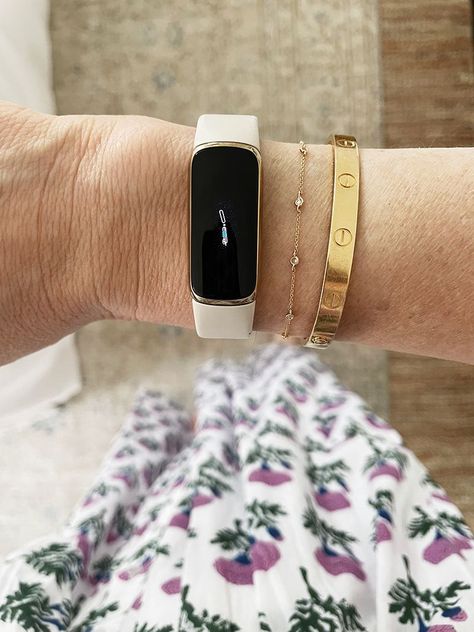 Fitbit Luxe On Wrist, Fitness Watch Aesthetic, How To Style Bracelets With Apple Watch, Fitbit Luxe Aesthetic, Fitbit Bands Diy, Apple Watch And Bracelets, Fitbit Aesthetic, Apple Watch Stack, Workout Watch