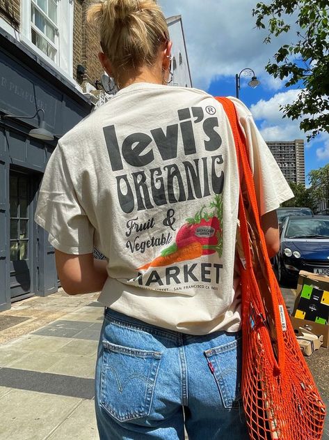 Levis Tee Outfit, Printed Tshirt Outfit, Levis Tshirt, Graphic Tshirt Outfit, Market Logo, Levis Outfit, White Shirt Outfits, Levis T Shirt, Levis Shirt