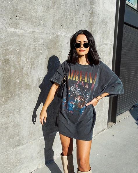 Oversized Band Tee Outfits, Michelle Infusino, Band Tee Outfits, Oversized Band Tee, Graphic Tee Outfits, Style Edit, Weekly Outfits, Women Street, Tee Outfit